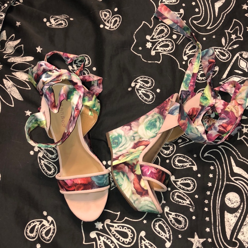 💐 Lace up wedge heels 💐